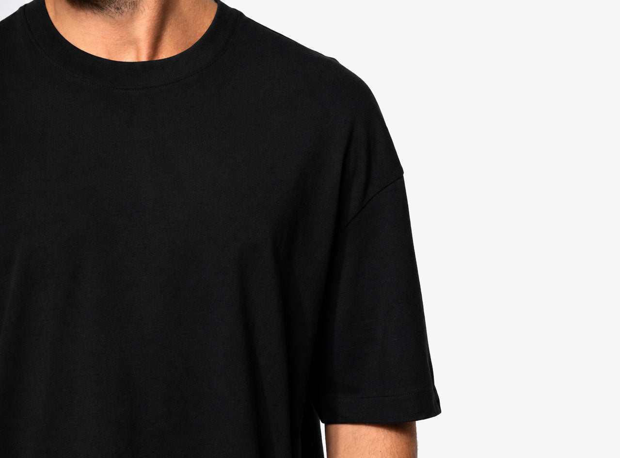 Front view of oversized heavyweight cotton t-shirt UN VIRAL